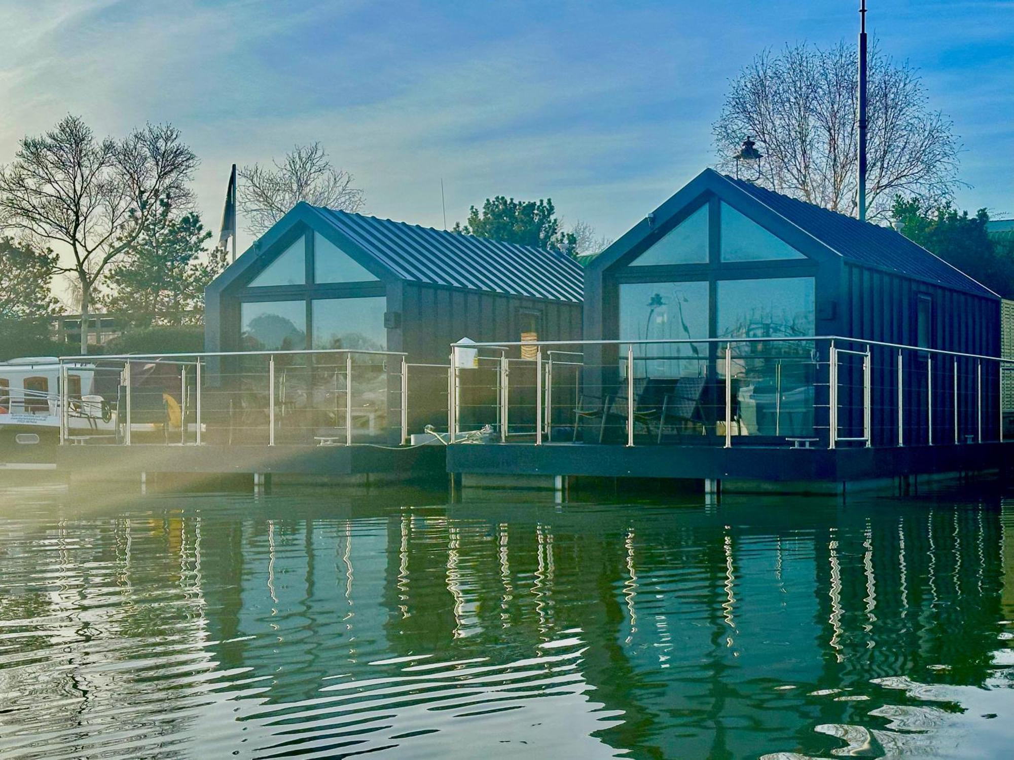 Lincoln Floating Holidays Екстер'єр фото