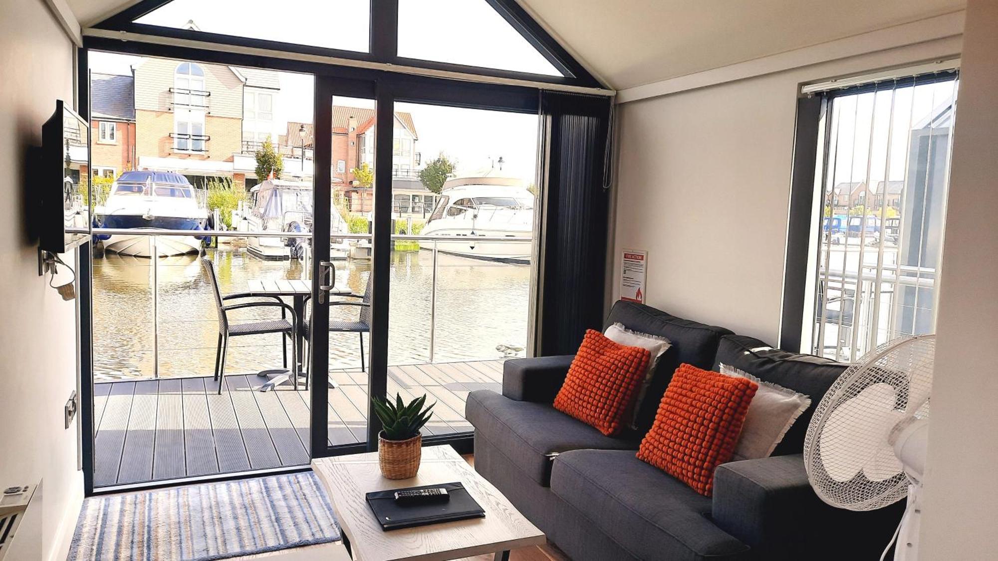 Lincoln Floating Holidays Екстер'єр фото